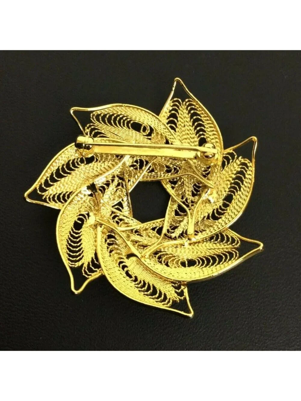 Vintage Goldtone Spun Wire Leaf Wreath Brooch Pin